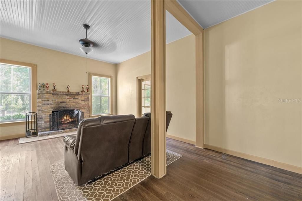 For Sale: $389,900 (3 beds, 2 baths, 1700 Square Feet)