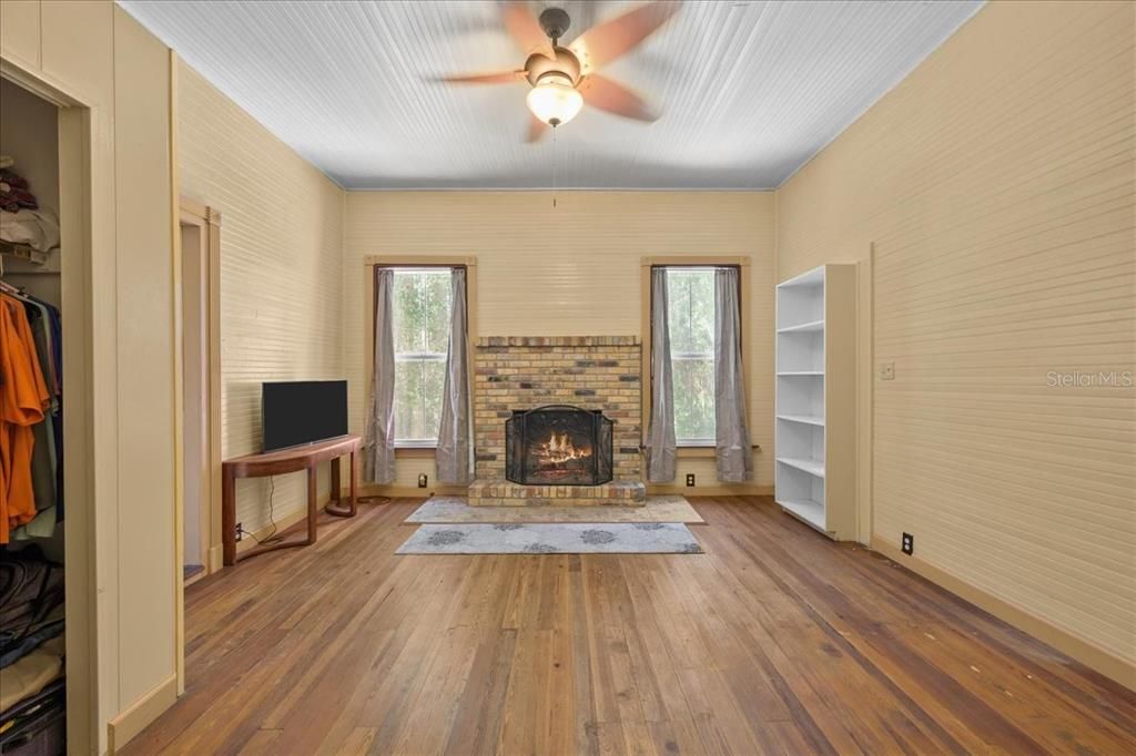 For Sale: $389,900 (3 beds, 2 baths, 1700 Square Feet)