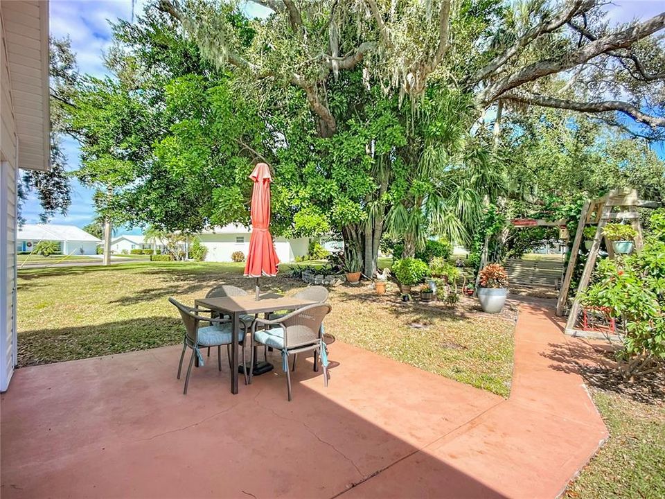 Active With Contract: $309,900 (2 beds, 2 baths, 1624 Square Feet)