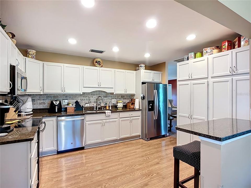 Active With Contract: $309,900 (2 beds, 2 baths, 1624 Square Feet)