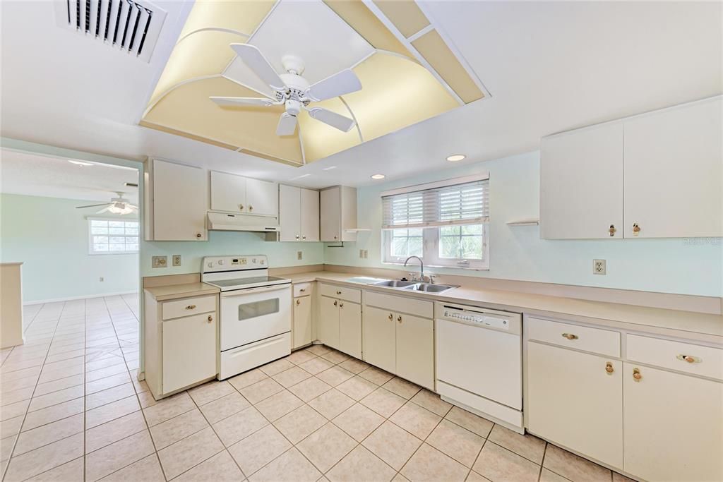 For Sale: $399,999 (2 beds, 2 baths, 1463 Square Feet)