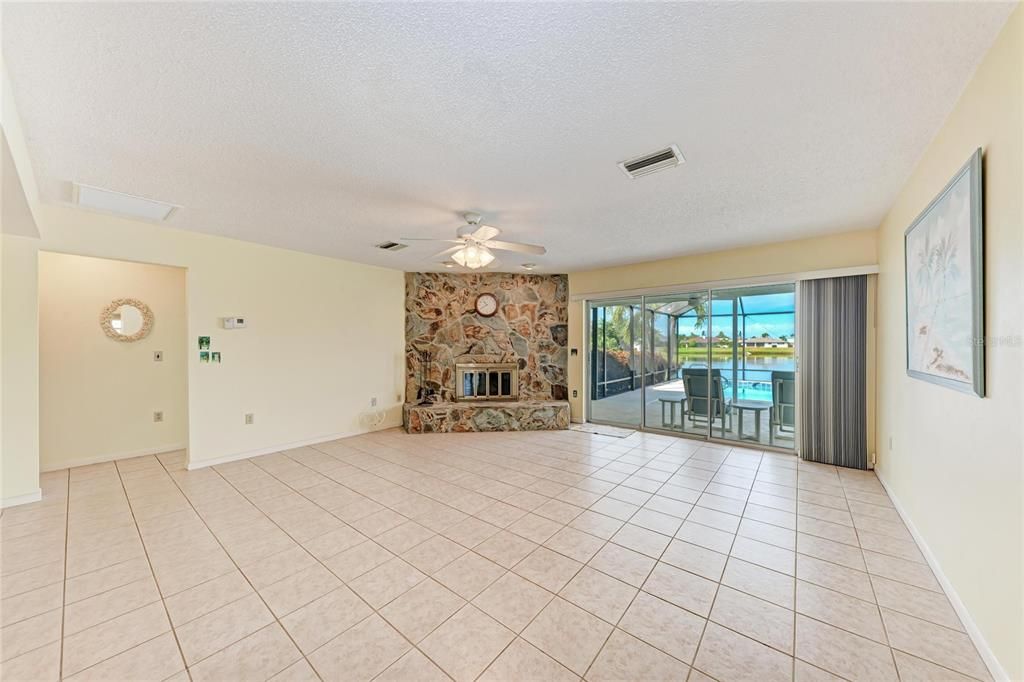 For Sale: $399,999 (2 beds, 2 baths, 1463 Square Feet)