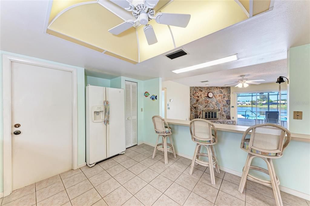 For Sale: $399,999 (2 beds, 2 baths, 1463 Square Feet)