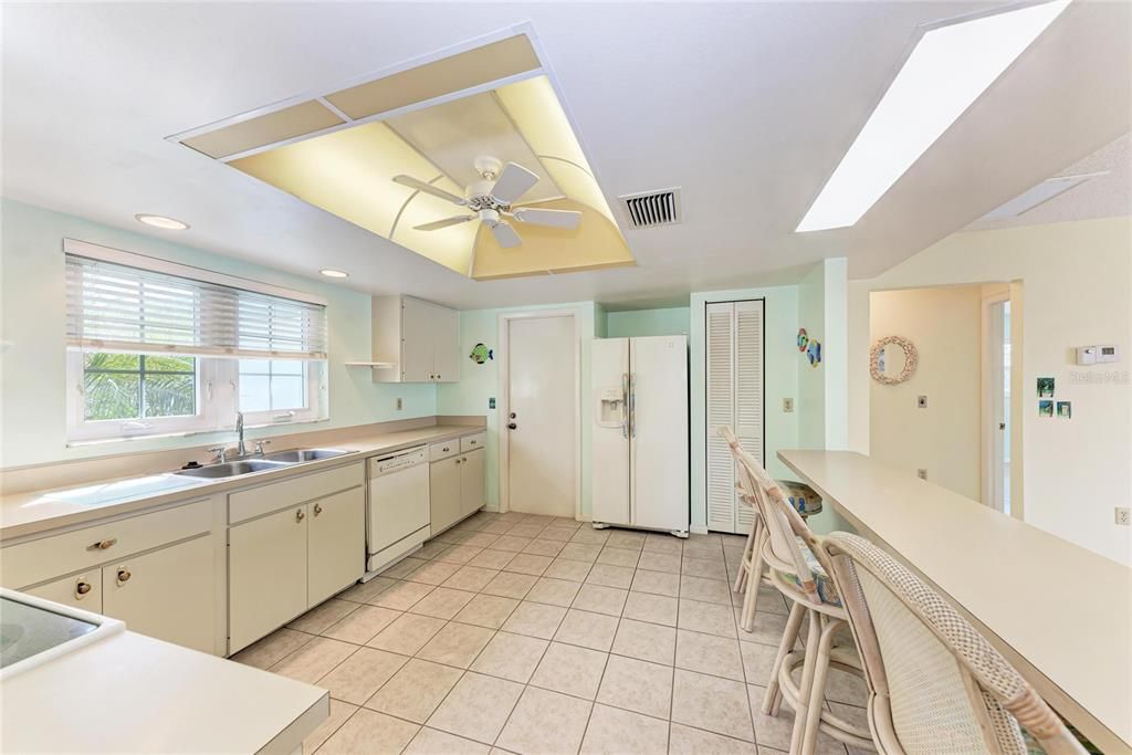 For Sale: $399,999 (2 beds, 2 baths, 1463 Square Feet)