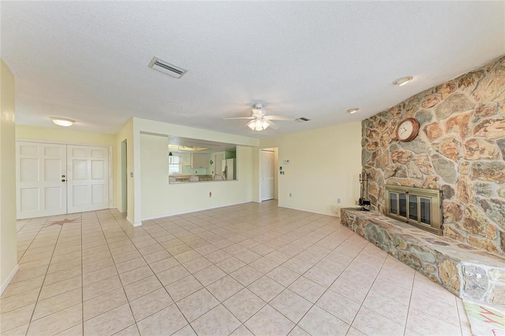 For Sale: $399,999 (2 beds, 2 baths, 1463 Square Feet)