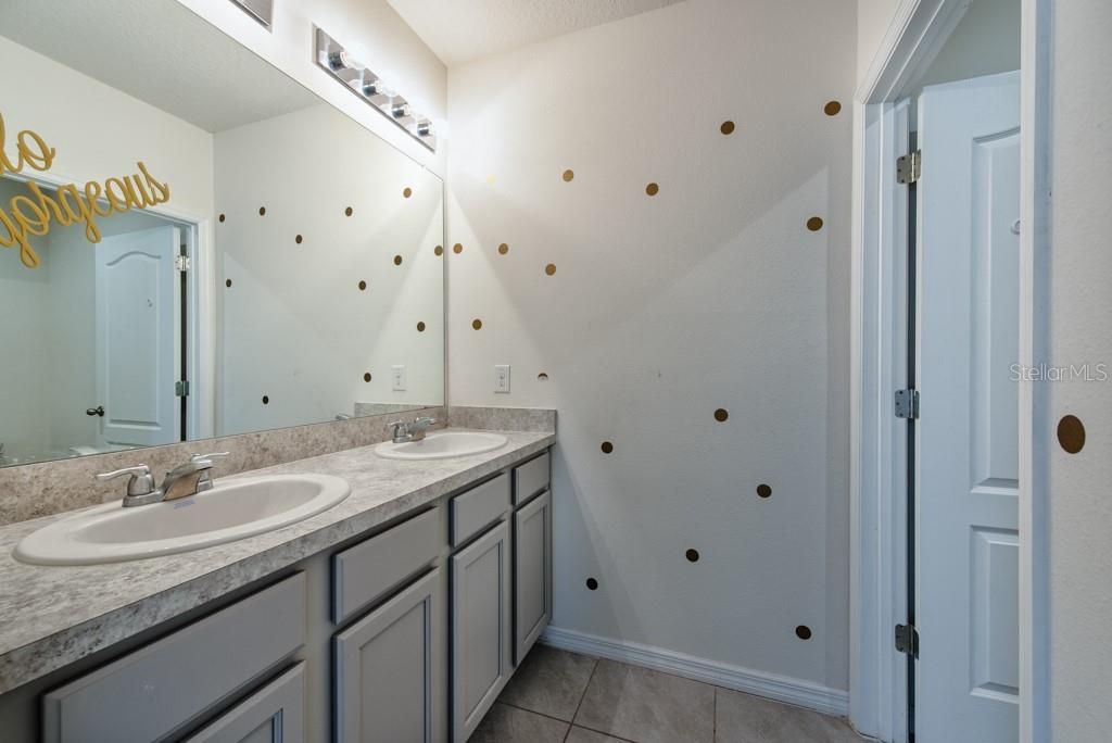 待售: $340,000 (5 贝兹, 3 浴室, 2696 平方英尺)