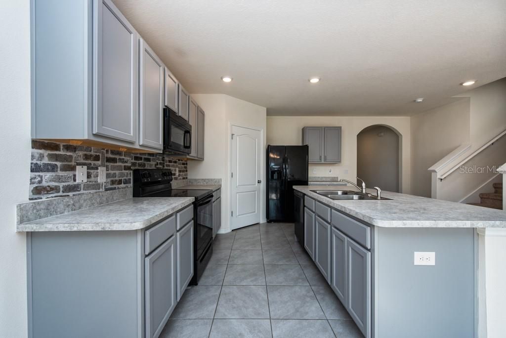 待售: $340,000 (5 贝兹, 3 浴室, 2696 平方英尺)