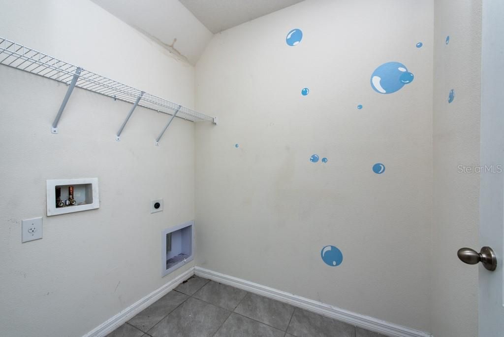 待售: $340,000 (5 贝兹, 3 浴室, 2696 平方英尺)