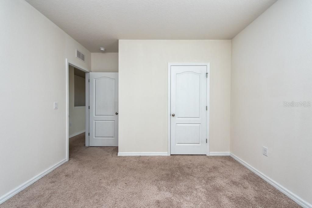 待售: $340,000 (5 贝兹, 3 浴室, 2696 平方英尺)