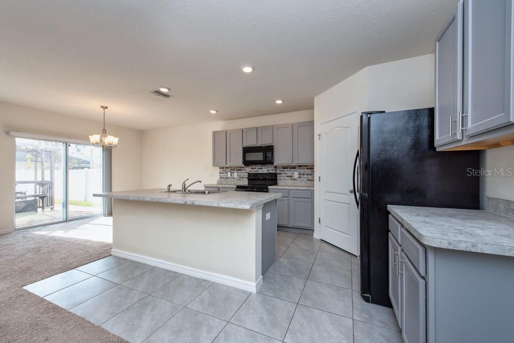 待售: $340,000 (5 贝兹, 3 浴室, 2696 平方英尺)