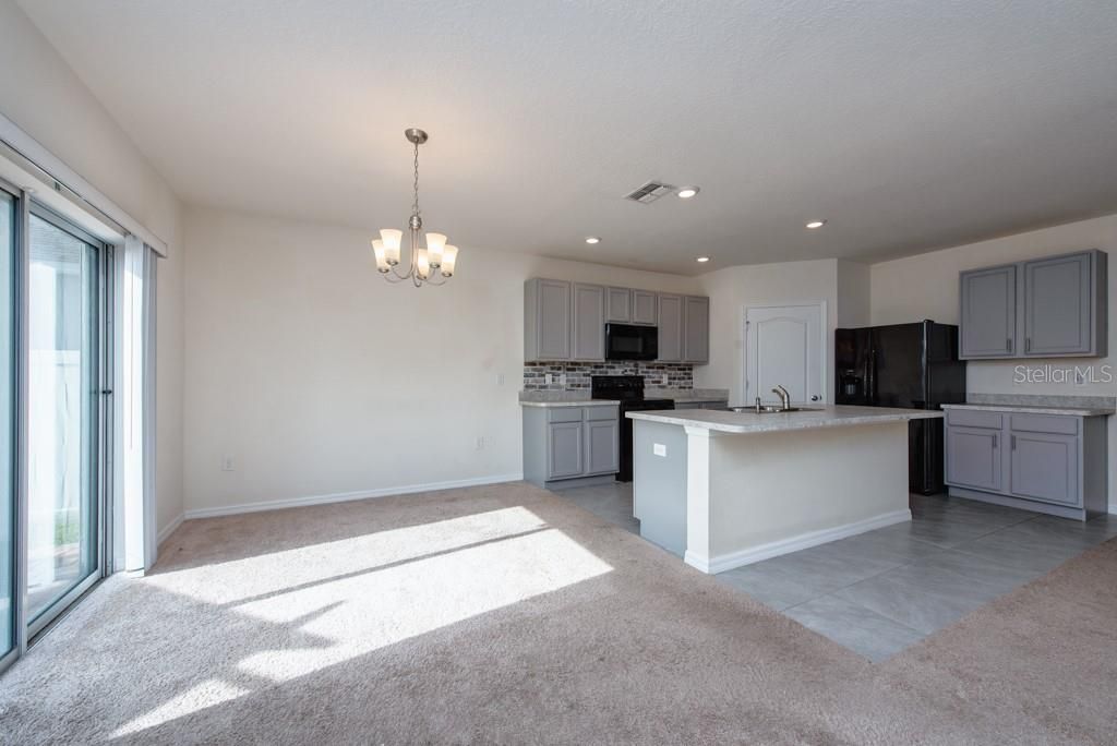 待售: $340,000 (5 贝兹, 3 浴室, 2696 平方英尺)