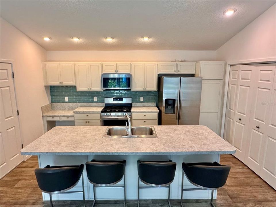 For Sale: $329,900 (2 beds, 2 baths, 1203 Square Feet)