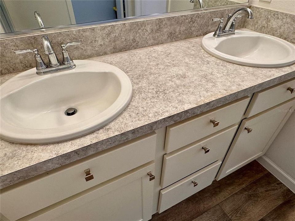 For Sale: $329,900 (2 beds, 2 baths, 1203 Square Feet)