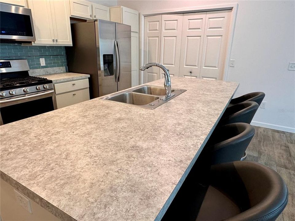 For Sale: $329,900 (2 beds, 2 baths, 1203 Square Feet)