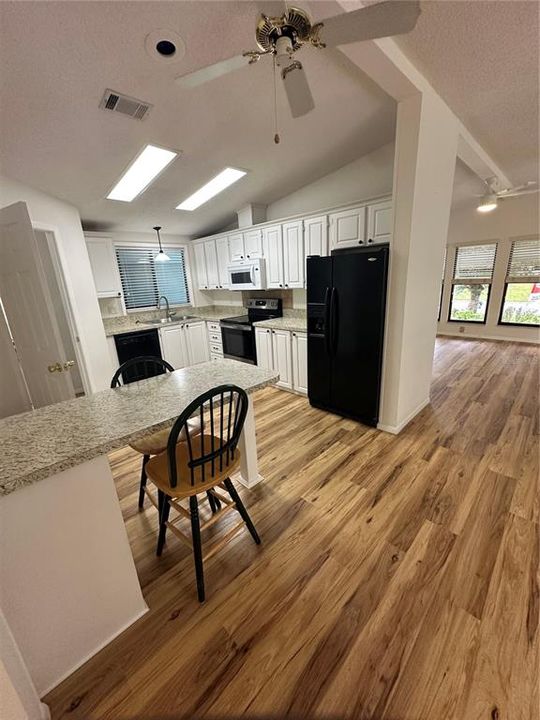 待售: $224,400 (2 贝兹, 2 浴室, 1336 平方英尺)