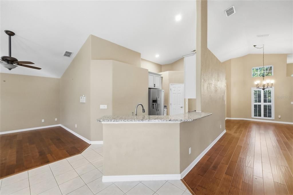 En Venta: $579,000 (4 camas, 2 baños, 2015 Pies cuadrados)