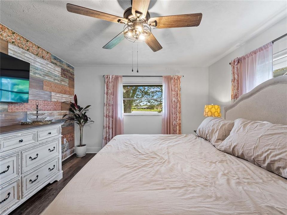 合同活跃: $394,900 (3 贝兹, 2 浴室, 1728 平方英尺)