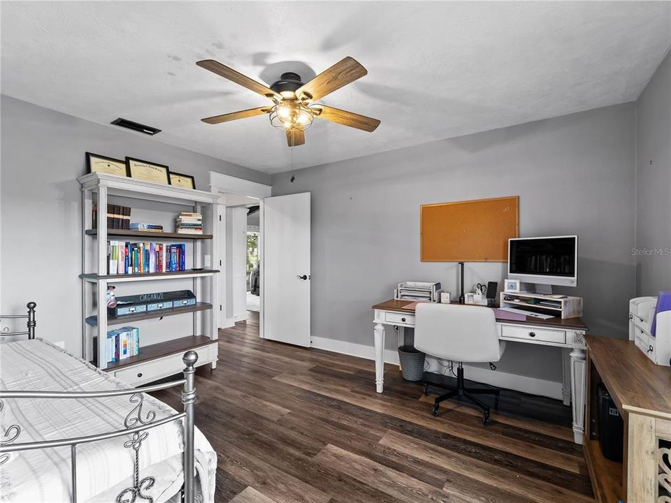 合同活跃: $394,900 (3 贝兹, 2 浴室, 1728 平方英尺)