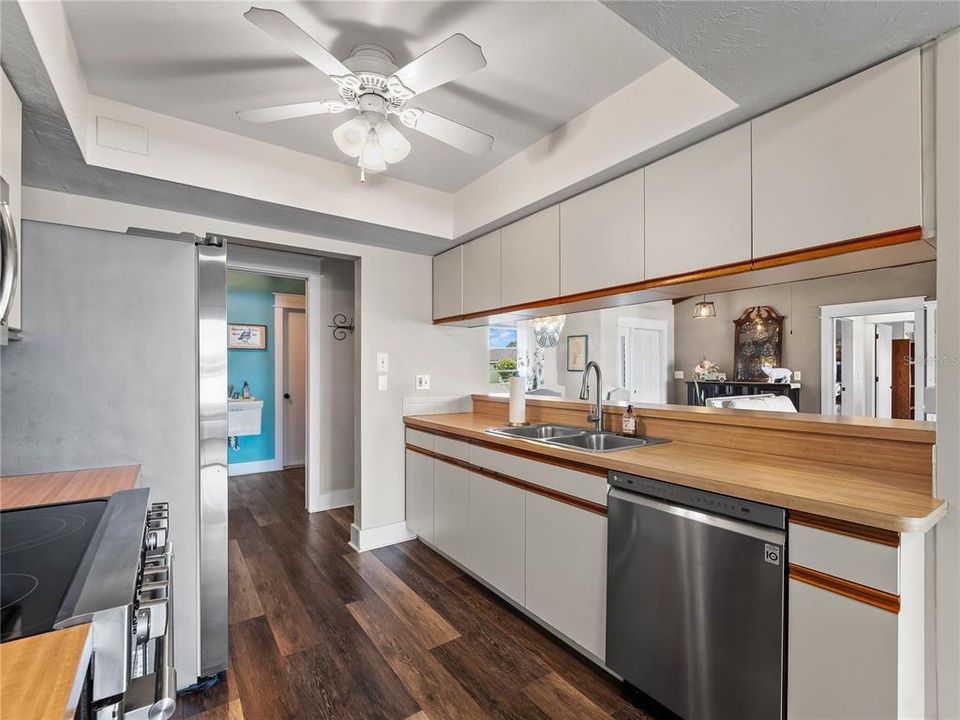 合同活跃: $394,900 (3 贝兹, 2 浴室, 1728 平方英尺)