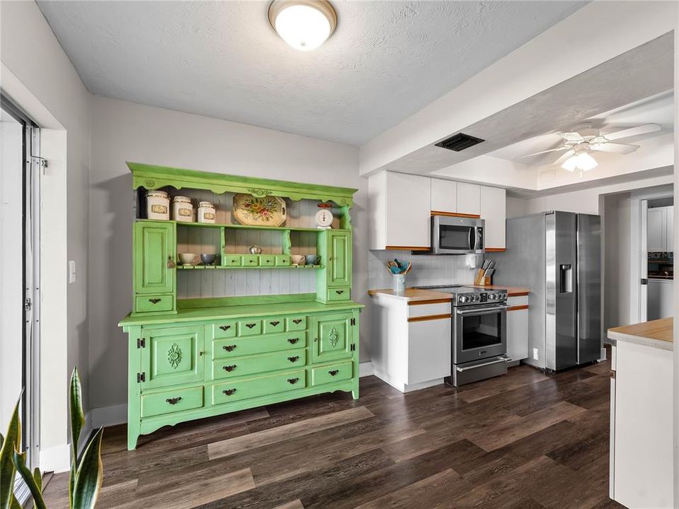 合同活跃: $394,900 (3 贝兹, 2 浴室, 1728 平方英尺)