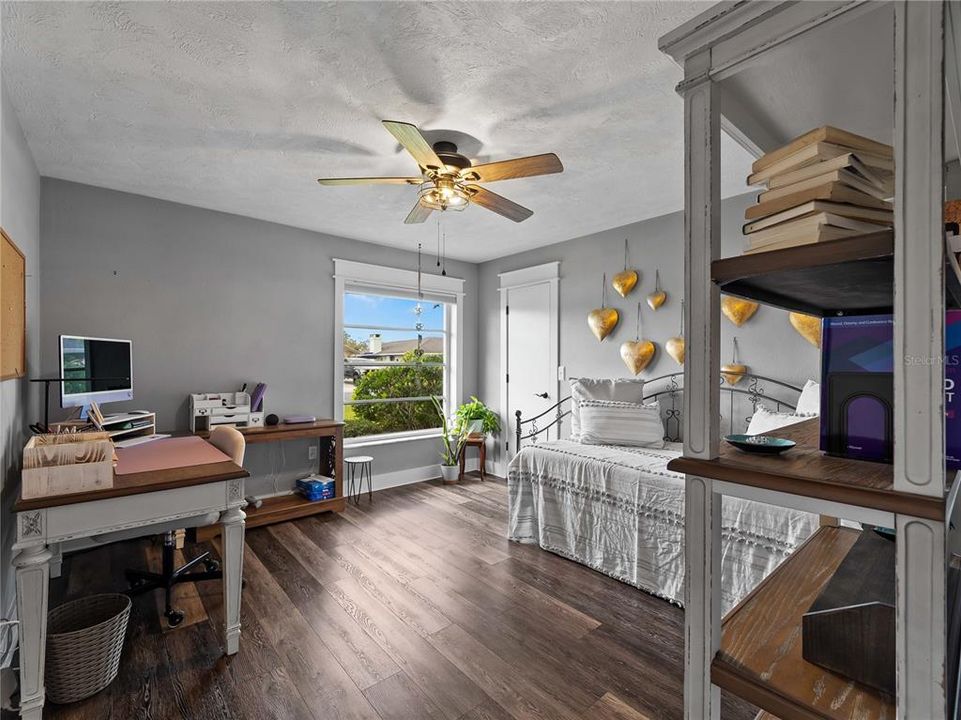 合同活跃: $394,900 (3 贝兹, 2 浴室, 1728 平方英尺)