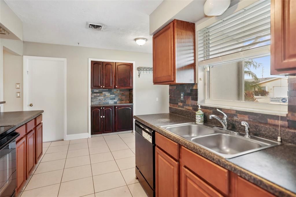 For Sale: $368,000 (3 beds, 2 baths, 1394 Square Feet)