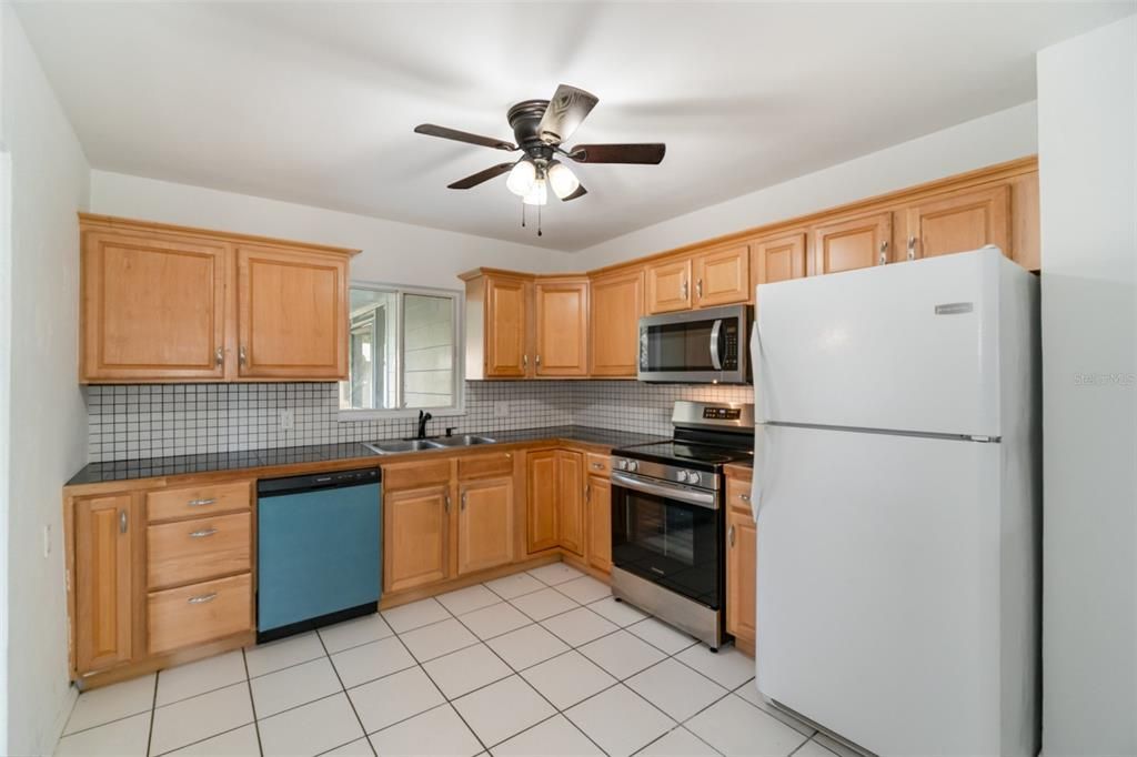 Под контрактом: $250,000 (3 спален, 2 ванн, 1333 Квадратных фут)