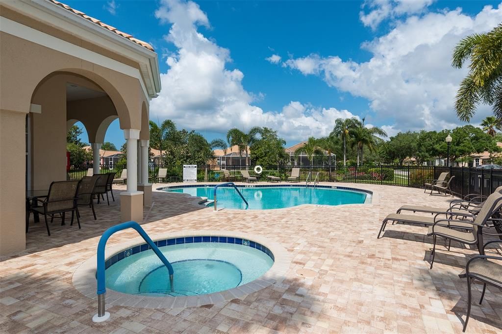 Под контрактом: $525,000 (3 спален, 2 ванн, 1915 Квадратных фут)