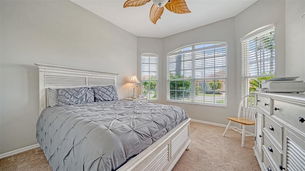 Под контрактом: $525,000 (3 спален, 2 ванн, 1915 Квадратных фут)