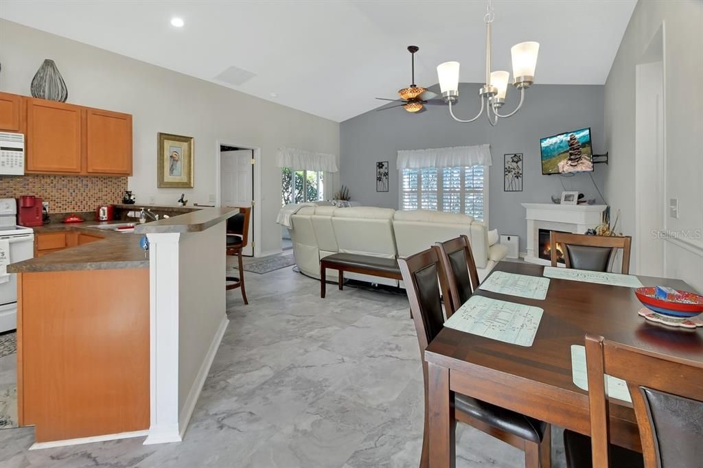 For Sale: $223,500 (2 beds, 2 baths, 939 Square Feet)