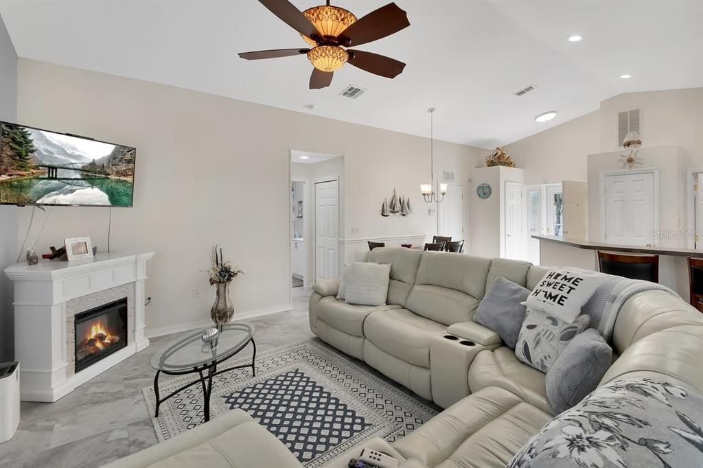 For Sale: $223,500 (2 beds, 2 baths, 939 Square Feet)