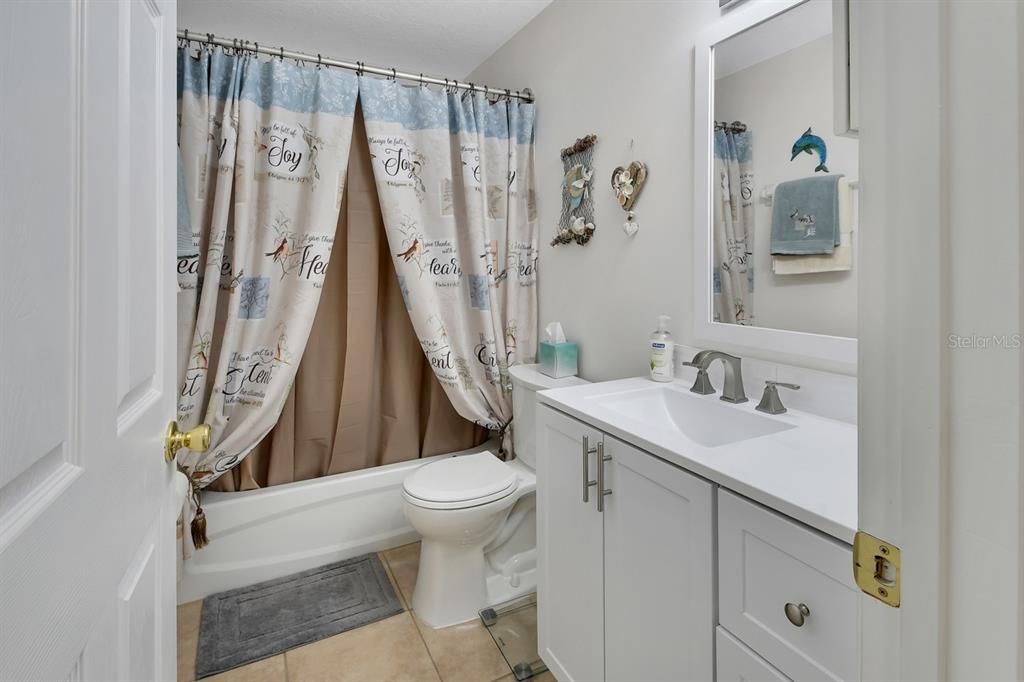 For Sale: $223,500 (2 beds, 2 baths, 939 Square Feet)