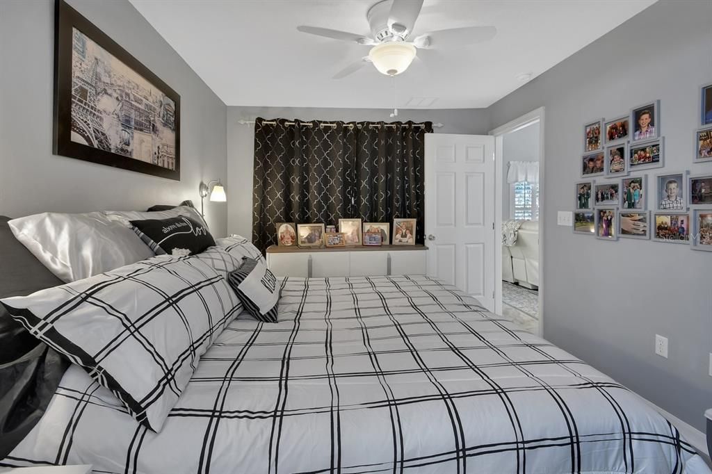 For Sale: $223,500 (2 beds, 2 baths, 939 Square Feet)