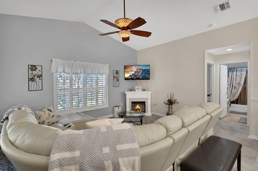 For Sale: $223,500 (2 beds, 2 baths, 939 Square Feet)