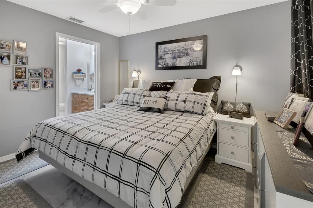 For Sale: $223,500 (2 beds, 2 baths, 939 Square Feet)