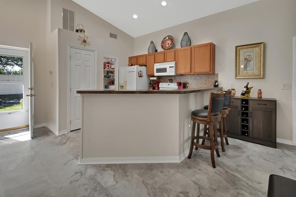 For Sale: $223,500 (2 beds, 2 baths, 939 Square Feet)