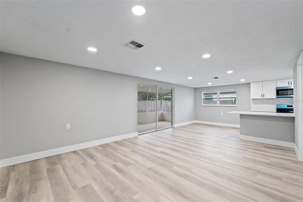 待售: $225,000 (2 贝兹, 2 浴室, 954 平方英尺)