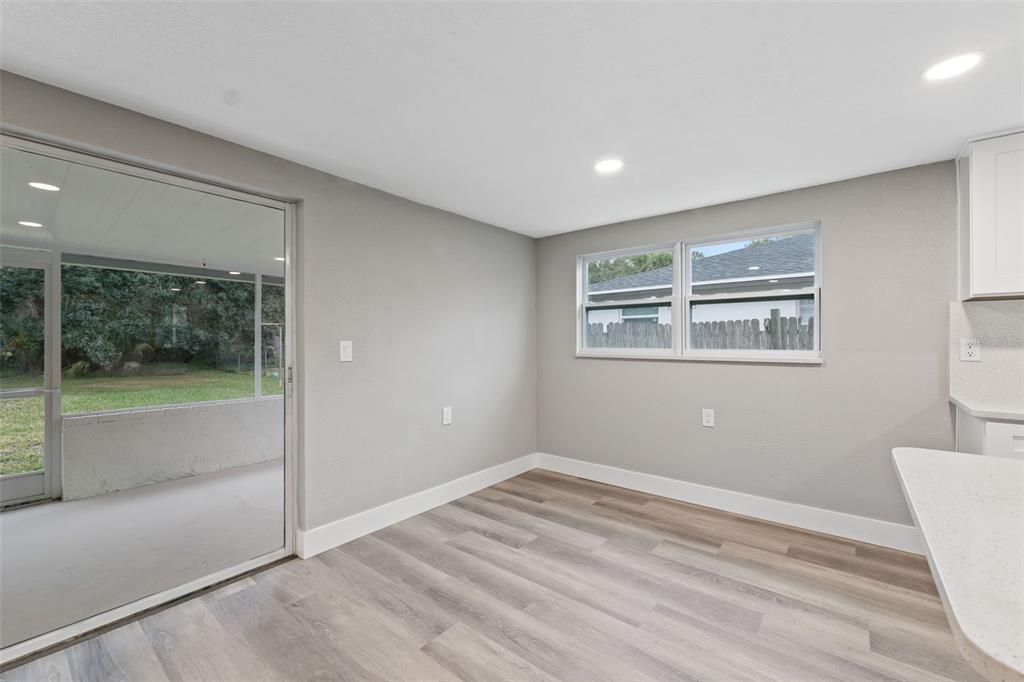 待售: $225,000 (2 贝兹, 2 浴室, 954 平方英尺)