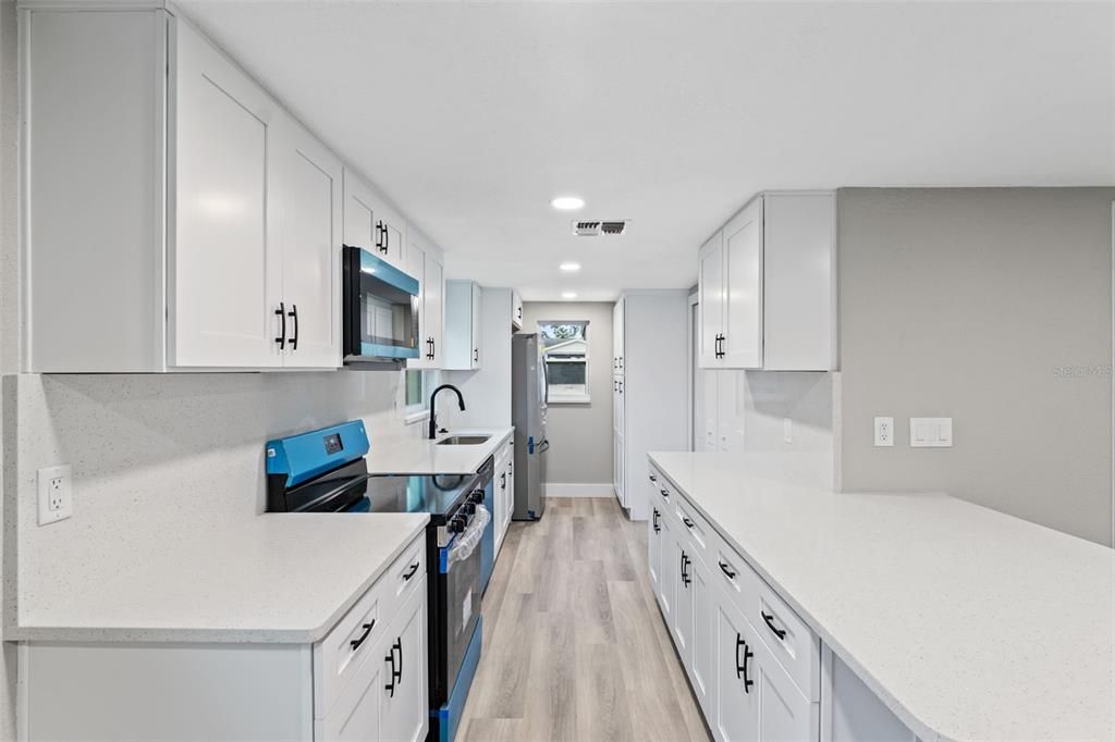 待售: $225,000 (2 贝兹, 2 浴室, 954 平方英尺)