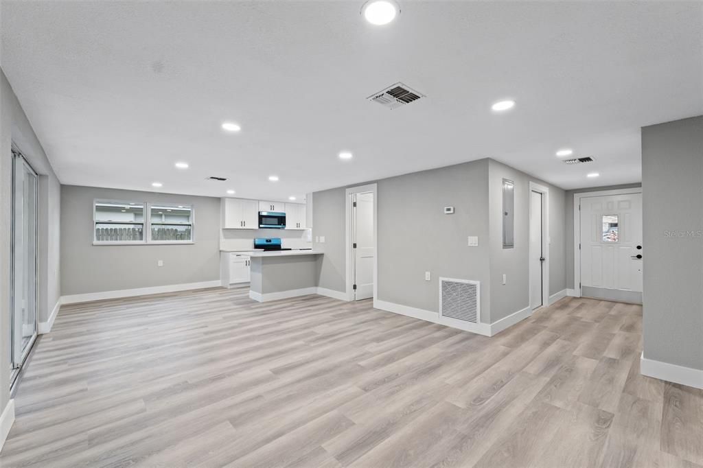 待售: $225,000 (2 贝兹, 2 浴室, 954 平方英尺)