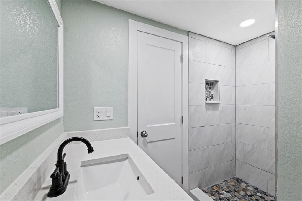 待售: $225,000 (2 贝兹, 2 浴室, 954 平方英尺)