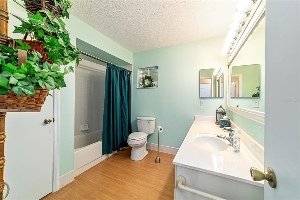 Active With Contract: $219,900 (2 beds, 2 baths, 1426 Square Feet)