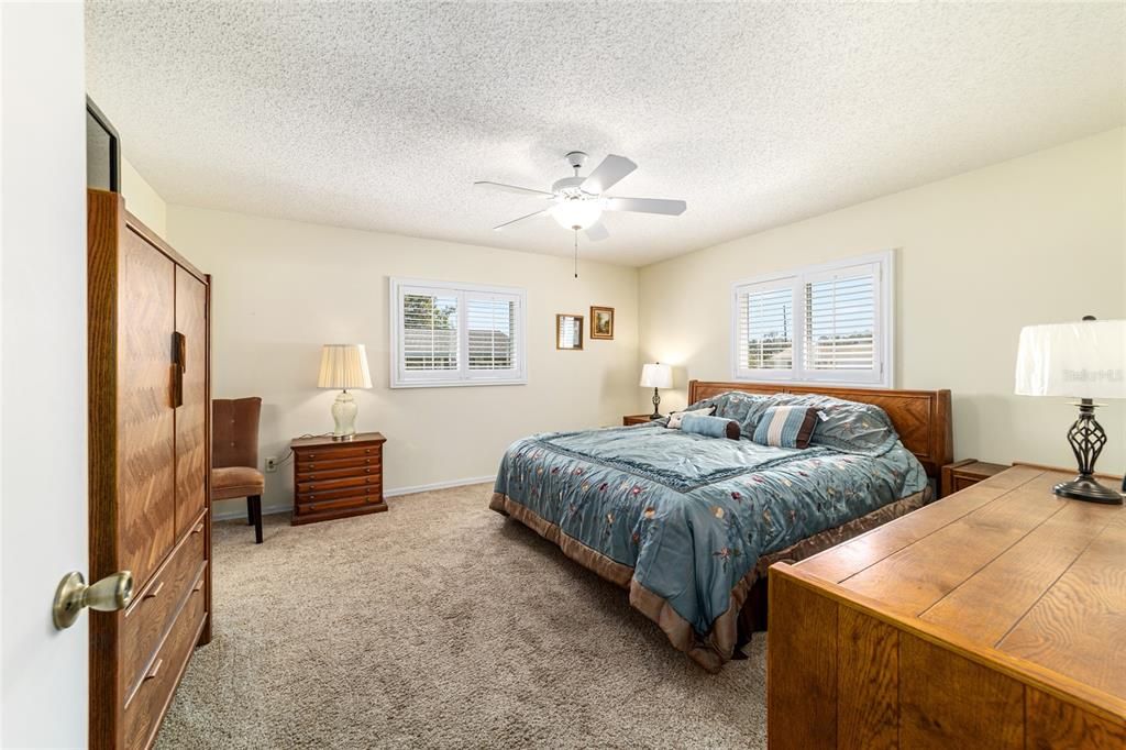 Active With Contract: $219,900 (2 beds, 2 baths, 1426 Square Feet)