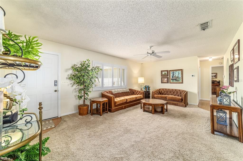 Active With Contract: $219,900 (2 beds, 2 baths, 1426 Square Feet)