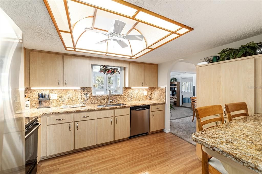 Active With Contract: $219,900 (2 beds, 2 baths, 1426 Square Feet)