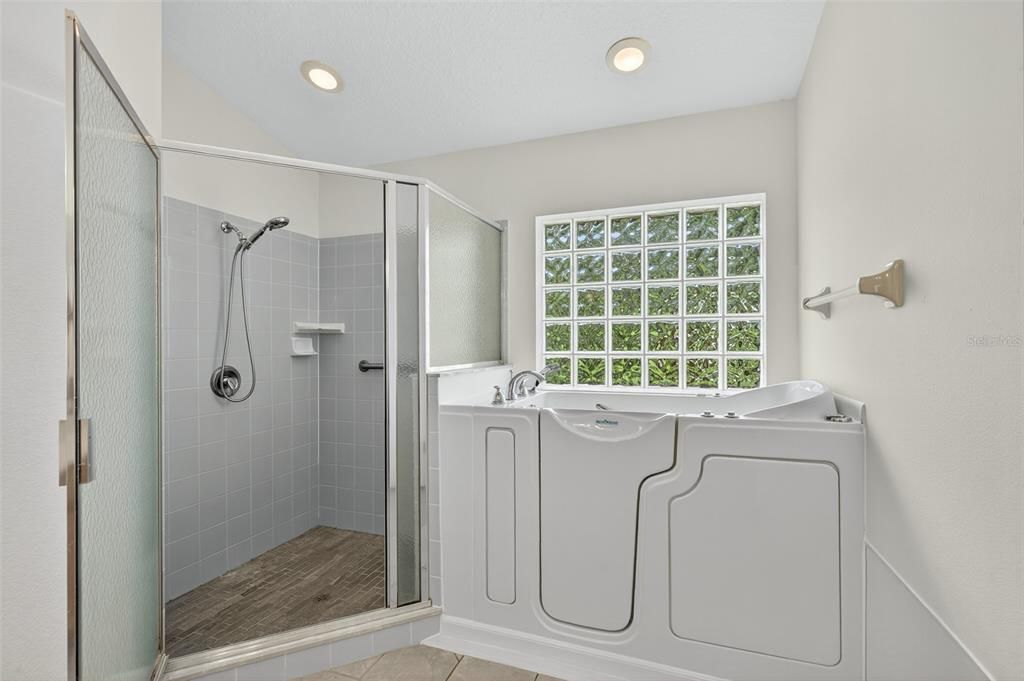 Active With Contract: $375,000 (3 beds, 2 baths, 2261 Square Feet)