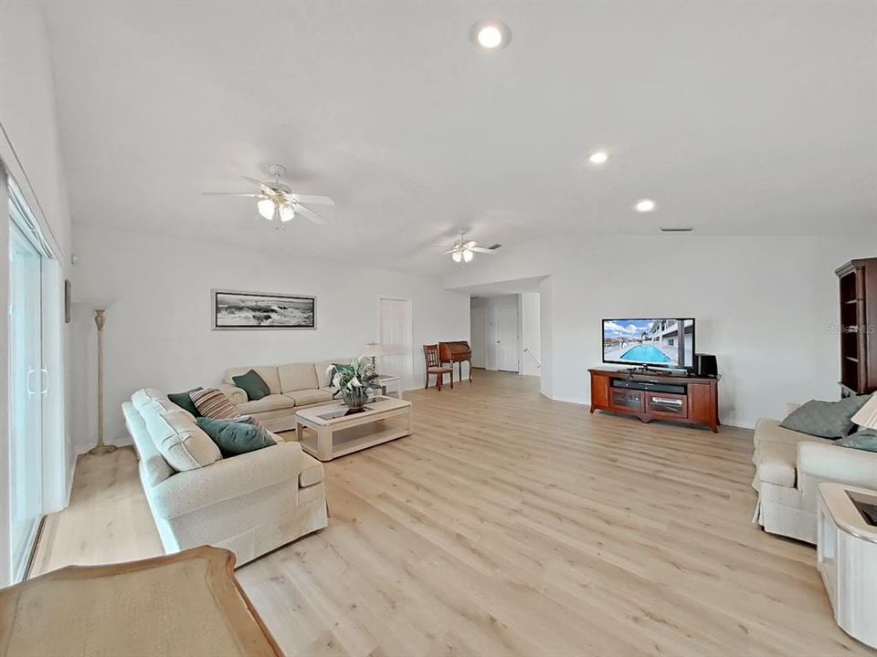 待售: $799,000 (4 贝兹, 2 浴室, 2410 平方英尺)