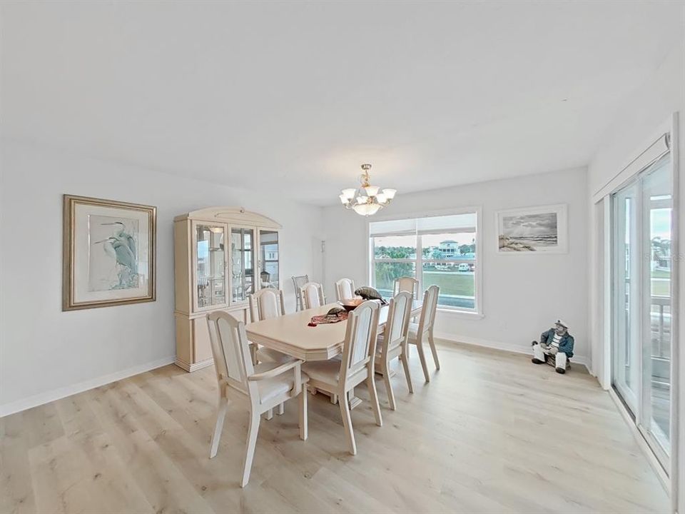 待售: $799,000 (4 贝兹, 2 浴室, 2410 平方英尺)