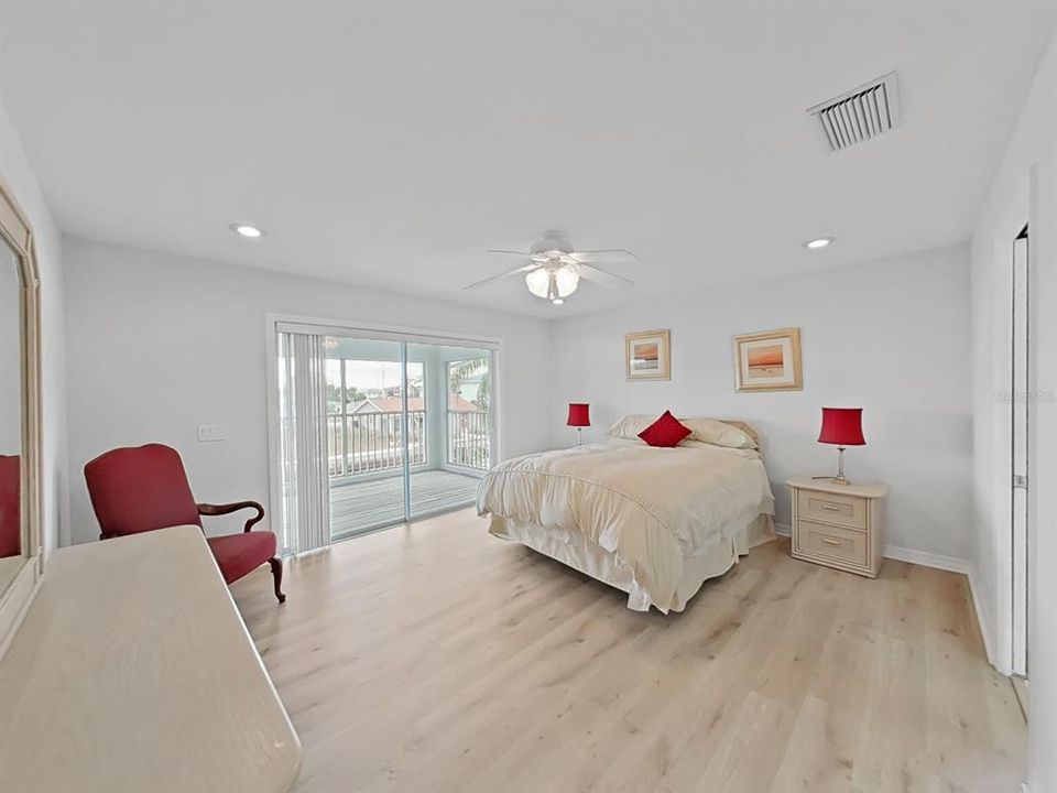 待售: $799,000 (4 贝兹, 2 浴室, 2410 平方英尺)