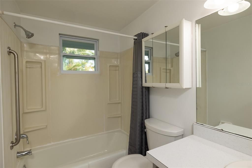 Active With Contract: $299,000 (2 beds, 2 baths, 1068 Square Feet)